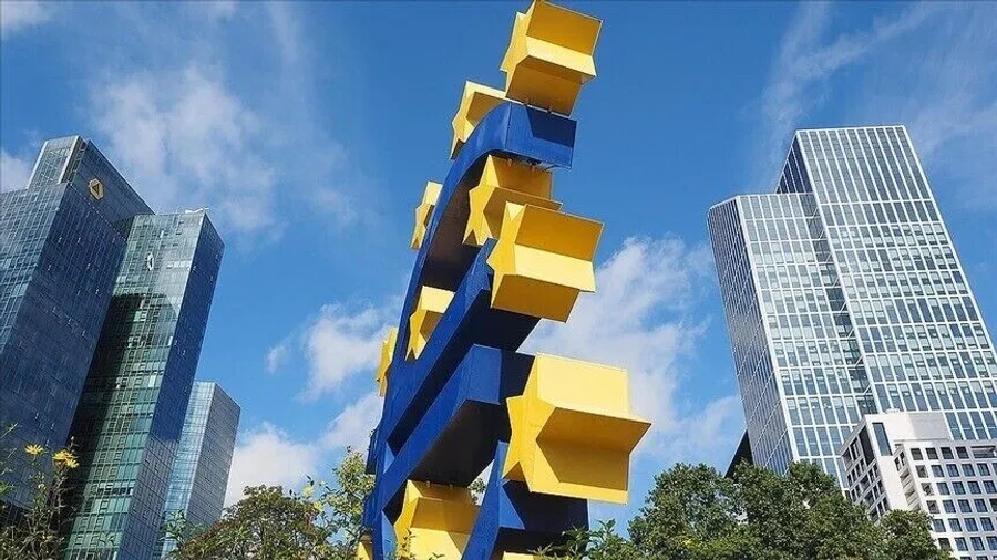 euro-zhvleresohet-mes-trazirave-financiare-dhe-politike-rajonale