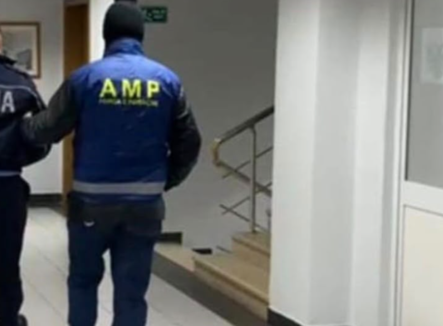 EMRAT  Tiranë   Kërkuan 20 mijë lekë për të mos ndëshkuar një shkelje rrugore  në pranga dy policë