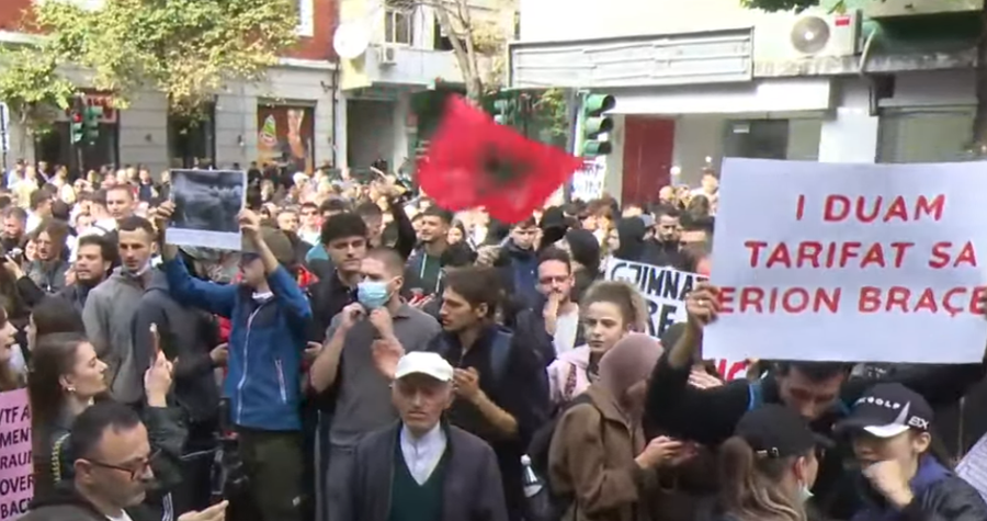 'Ju erdhi fundi' - Nis protesta e studentëve tek Ministria e Arsimit