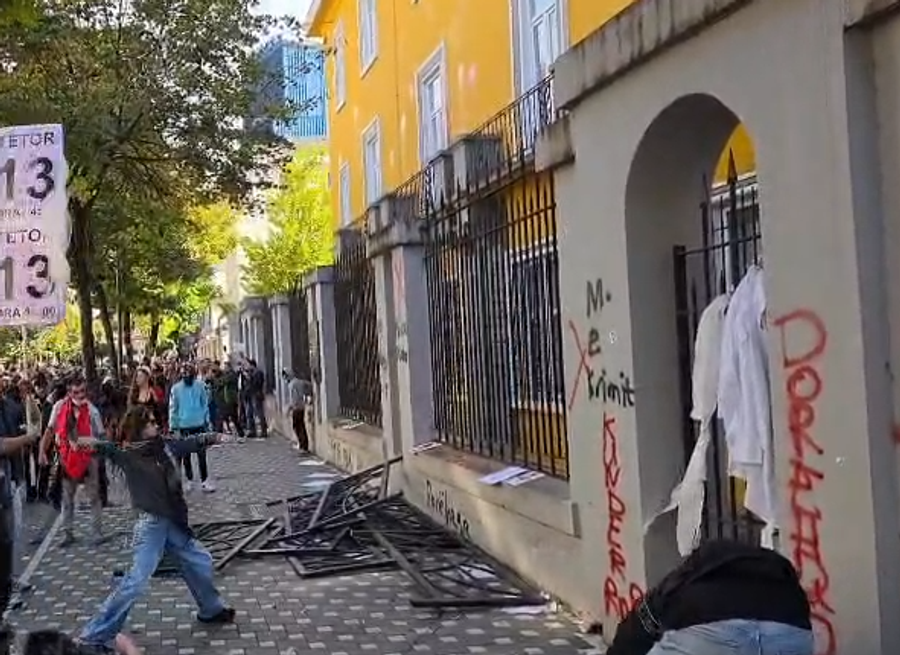 studentet-ne-proteste-tek-ministria-e-arsimit-jepni-doreheqje-poshte-qeveria-shkulin-gardhin-rrethues