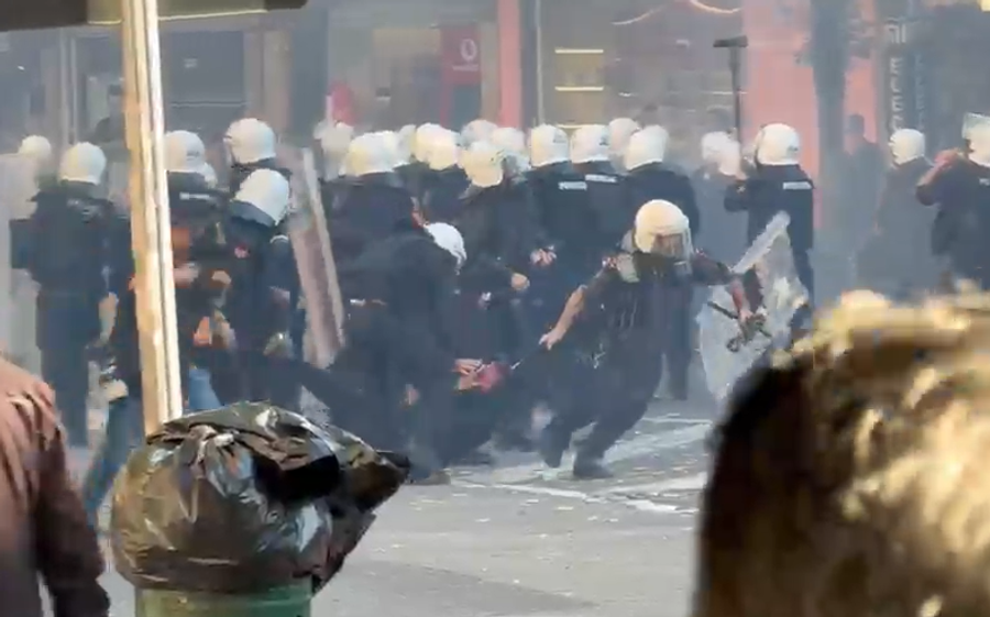 VIDEO SKANDAL  Dhunë barbare ndaj protestuesit  policia e Ramës tërheq zvarrë të riun