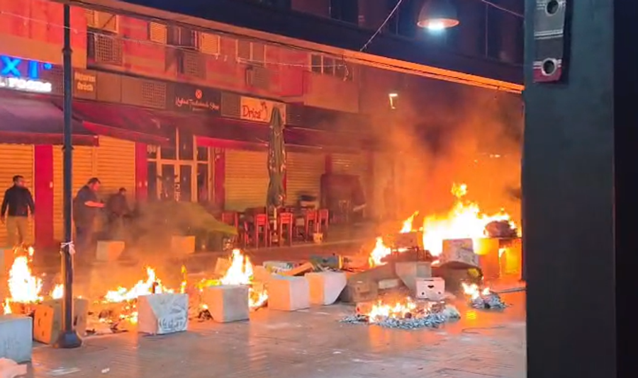 VIDEO  Të rinjtë nuk ndalen  vijojnë protestën në Tiranë  i vënë zjarrin edhe  Pazarit të Ri 