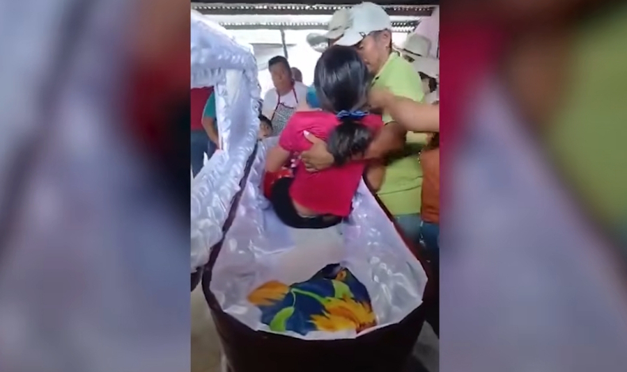 VIDEO tronditëse  15 vjeçarja ngrihet nga arkivoli dhe kërkon ujë  prindërit besonin se kishte vdekur