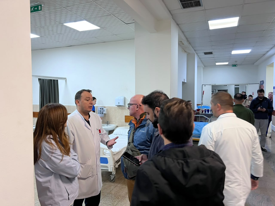 Deputetët e PD së në Spitalin e Traumës  Gjendja alarmante  dhjetëra studentë të dhunuar