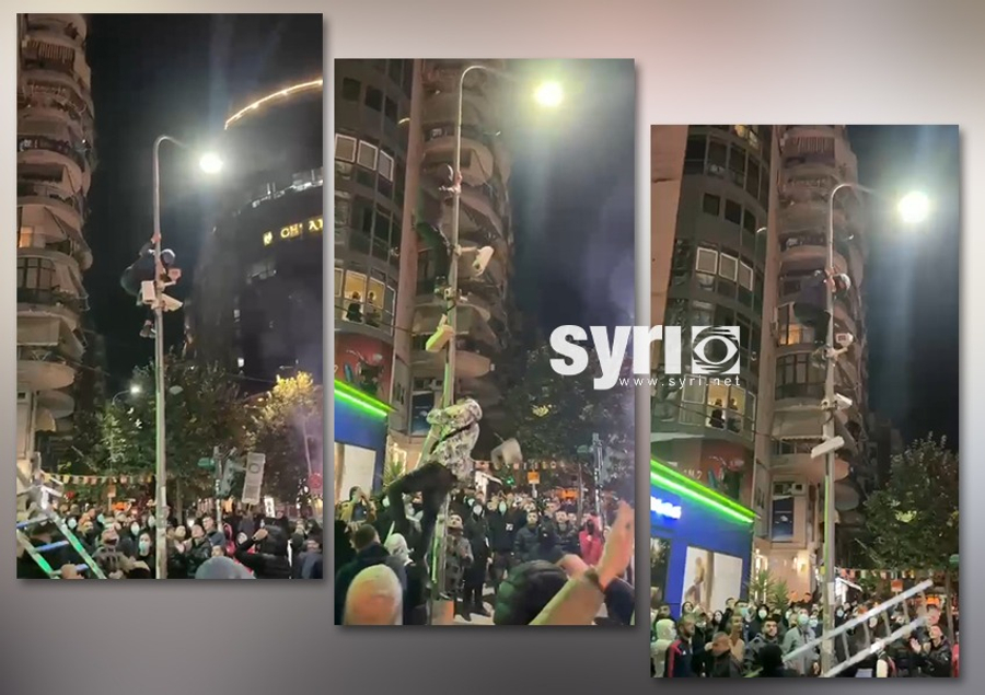 VIDEO  Studentët protestues heqin kamerat inteligjente të Edi Ramës