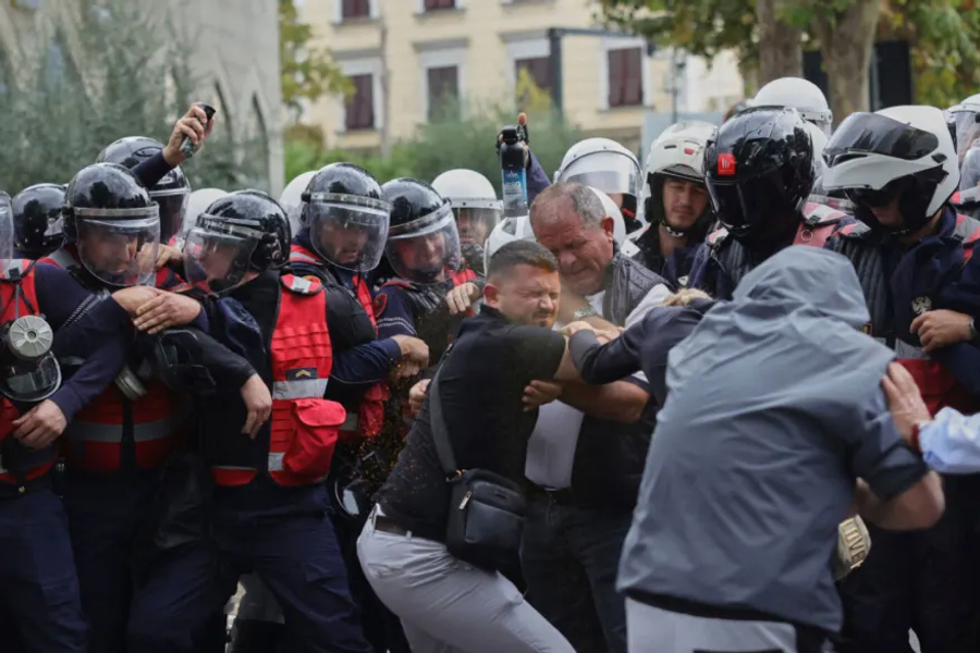 Televizioni zviceran  Protesta në Tiranë  policia dhunon studentët dhe ndaj tyre përdor autobotin me ujë