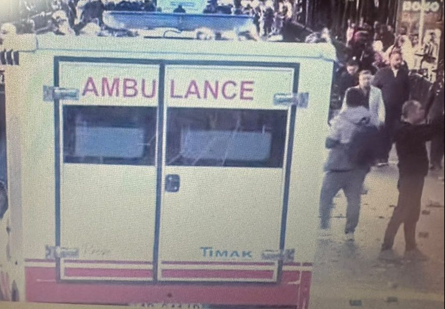 Shteti në dorë të Ron Yeffet  ambulancat me logon e  Timak 