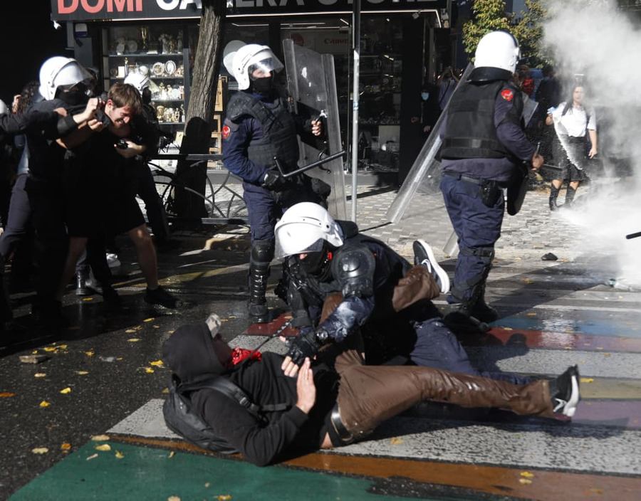 Protesta e studentëve në Tiranë  Policia rrahu brutalisht edhe kalimtarë të rastit