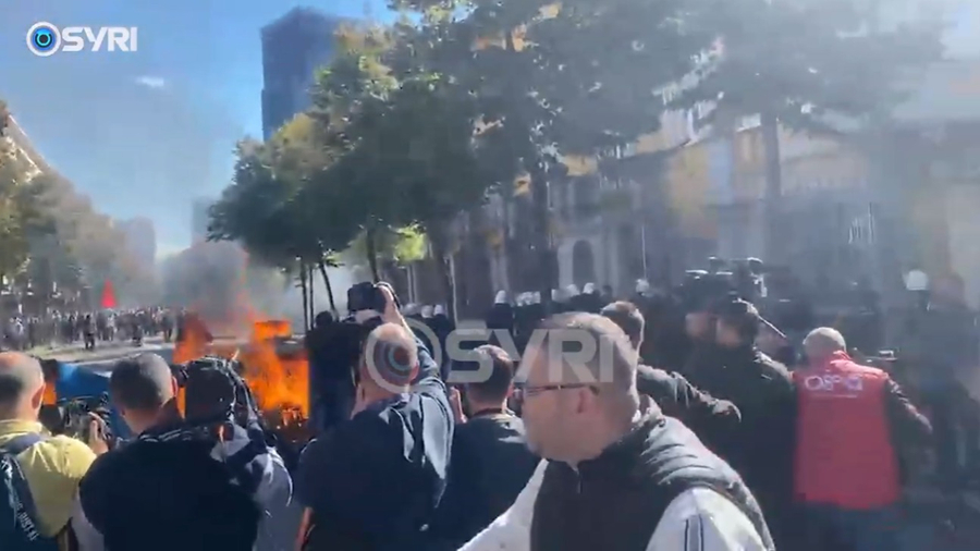 Studentët ngrejnë 'barrikadë zjarri' të anët e Rrugës së Durrësit