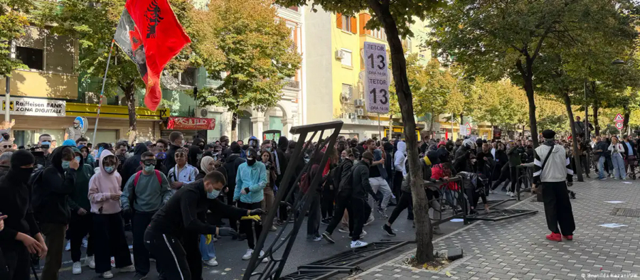 ‘Dorëheqje e Ramës dhe përmirësim i sistemit arsimor’/ DW: Studentët protestues përplasen me policinë