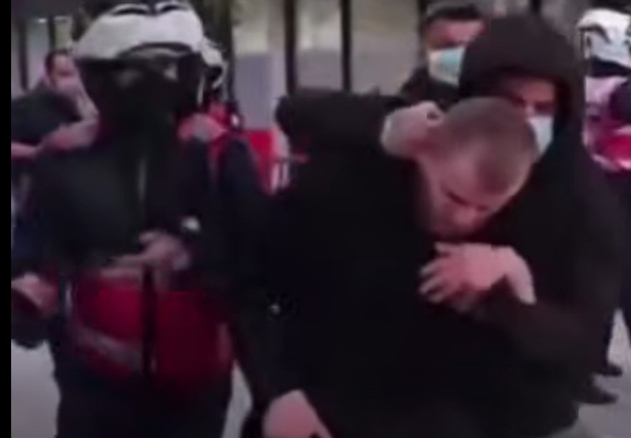 Efektivi civil dhe me maskë kap për fyti protestuesin dhe e grushton në fytyrë! Pamje të tjera të dhunës shtazarake