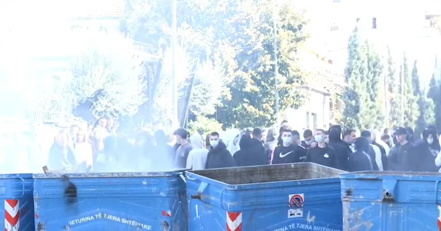 LIVE   Protesta vazhdon  Gjimnazi  Partizani  bojkoton mësimin  Studentët e Mjekësisë bojkotojnë mësimin