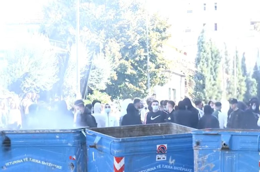  Rama jepe dorëheqjen   Gjimnazistët e shkollës  Partizani  bokotojnë mësimin djegin koshat e bllokojnë rrugën