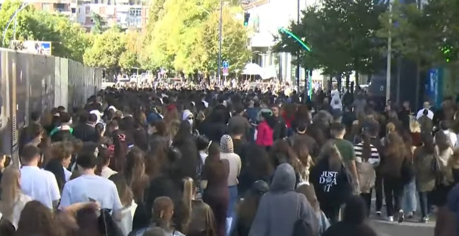  Rama jepe dorëheqjen   Studentët e Mjekësisë dhe Drejtësisë bojkotojnë auditoret po marshojnë në rrugë