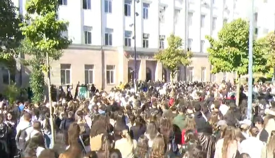 Rama jepe dorëheqjen  Edhe studentët e Fakultetit të Shkencave të Natyrës bojkotojnë mësimin dalin në rrugë