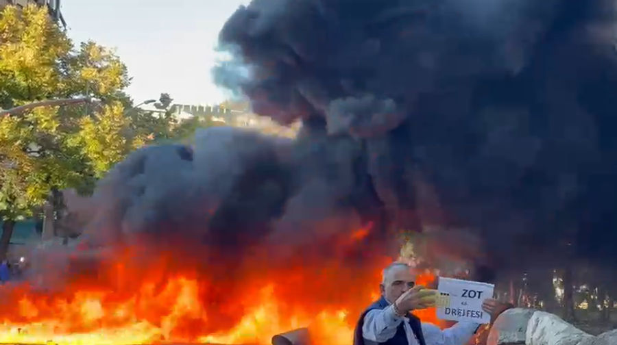 Revolta e studentëve përshkallëzohet, hedhin degë pemësh në flakë dhe bllokojnë rrugën me kangjella