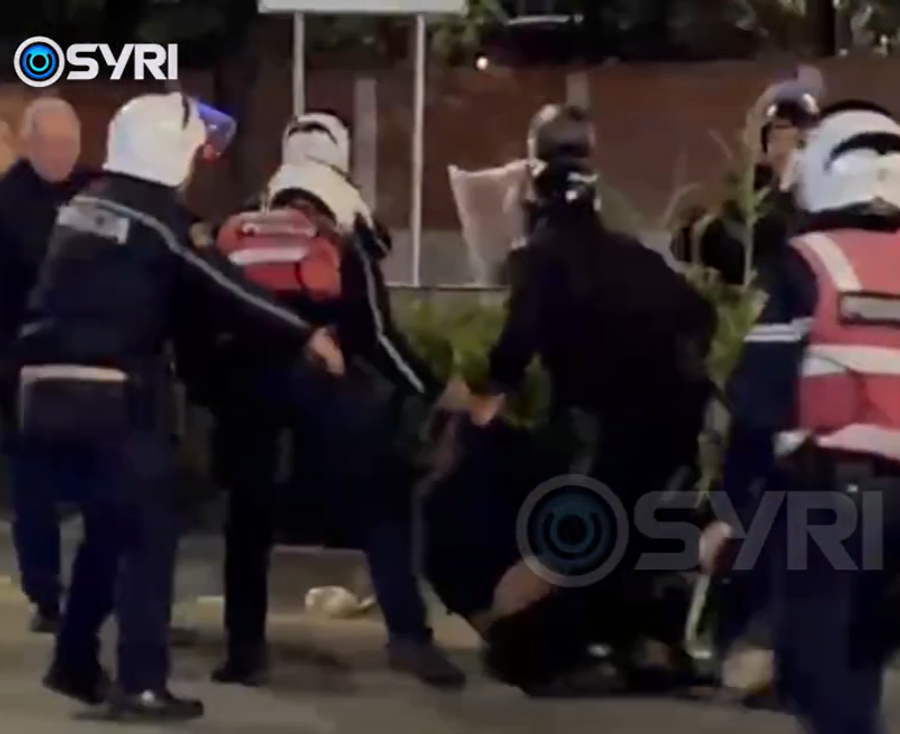 Shkopa gome kokës  Narkopolicia ushtron dhunë barbare ndaj të rinjve protestues te zona e 21 shit