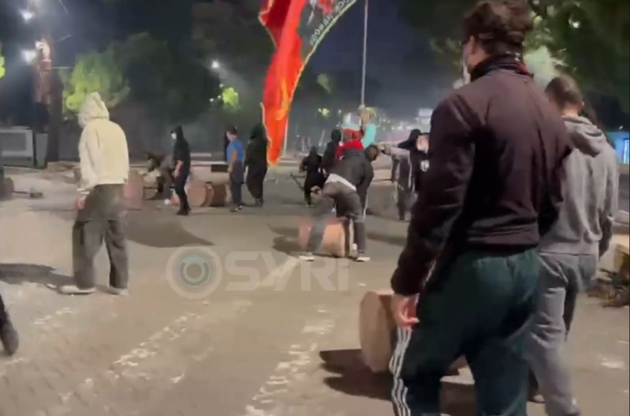 VIDEO  Studentët ngrenë barrikada betoni në bulevardin  Dëshmorët e Kombit 