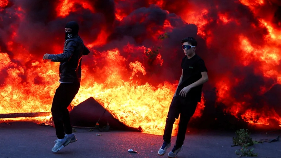 FOTO  Gazeta gjermane BILD  Protestuesit i vënë flakën Tiranës  kërkohet dorëheqja e Edi Ramës