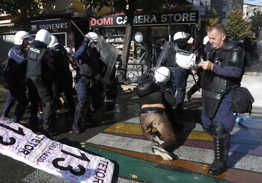 Dhuna brutale ndaj studentëve/ BE: Jemi të shqetësuar, veprimet e policisë të jenë proporcionale