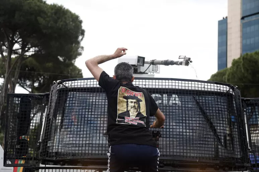 Ansa: Protesta e studentëve në Tiranë përshkallëzon në përplasje të dhunshme