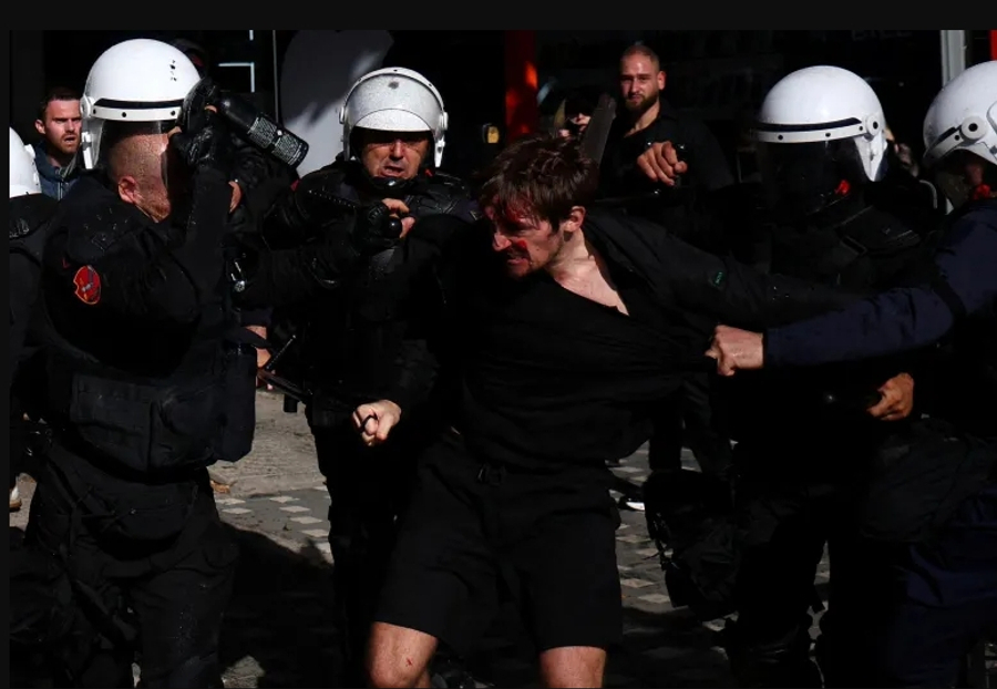 al-jazeera-publikon-fotot-studentet-ngrihen-kunder-pabarazise-sociale-dhe-perspektives-se-zymte