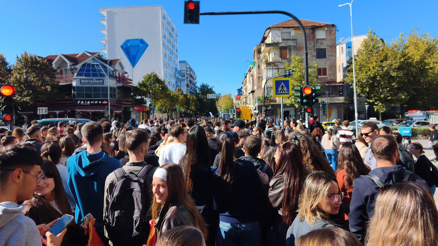 VIDEO  Studentët e Mjekësisë i bashkohen revoltës duke bojkotuar mësimin  auditorët mbeten bosh