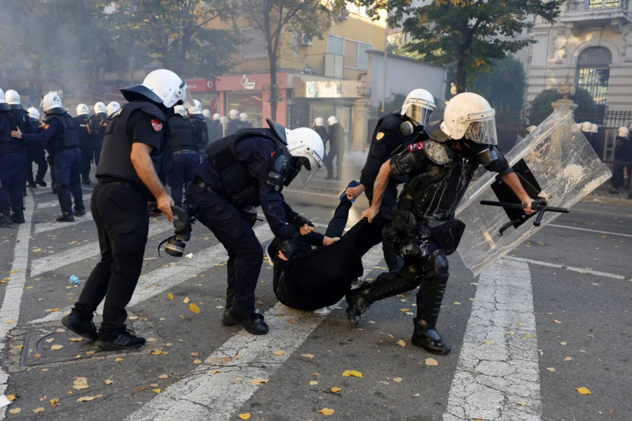 Studentët nuk mposhten  14 orë revoltë  dhunë barbare dhe terror nga narkopolicia e Ramës