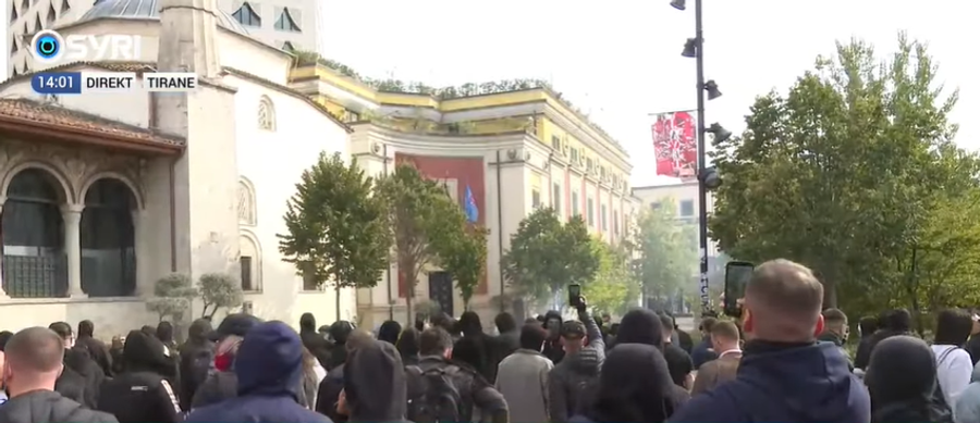  Ju erdhi fundi  dorëheqje    S ndalet revolta  studentë dhe gjimnazistë përballen me Policinë te Bashkia e Tiranës