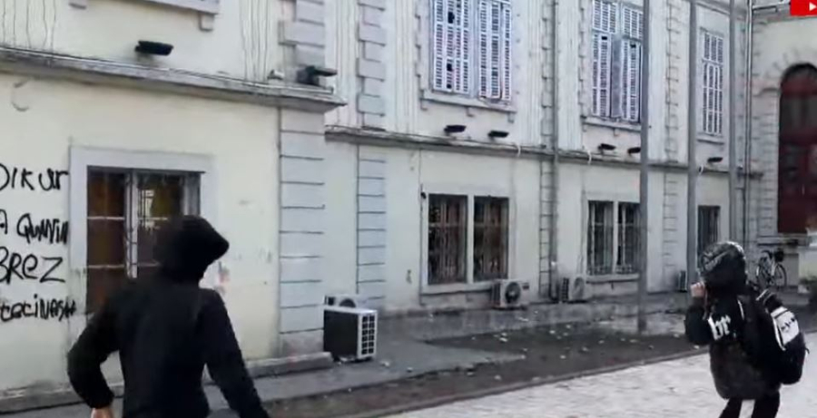 Revolta kundër Ramës/ Shkodër, studentët qëllojnë me gurë dhe thyejnë xhamat e Bashkisë
