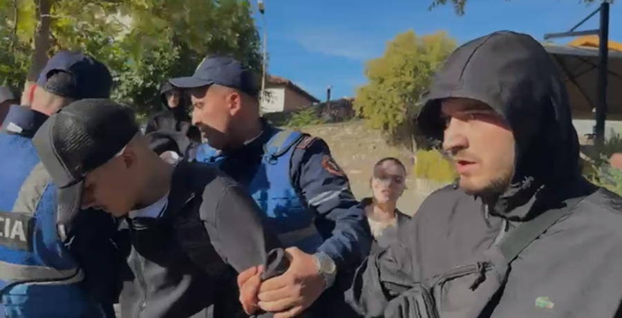 policia-reprezalje-gjimnazisteve-ne-elbasan-nis-arrestime-te-dhunshme-eshte-minoren-ku-po-e-coni