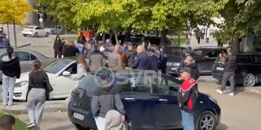 arrestime-te-dhunshme-te-te-rinjve-gjimnazistet-ndezin-korcen-i-vene-zjarrin-stolave-perballe-teatrit