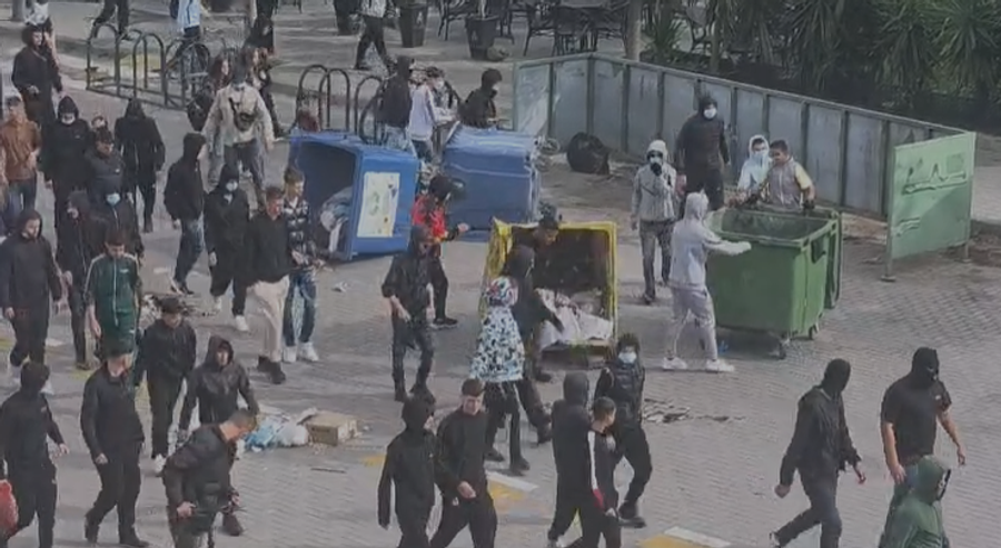 VIDEO   S dorëzohen gjimnazistët në Elbasan  Vijon rezistenca  kosha dhe mbeturina të shpërndara nëpër rrugë