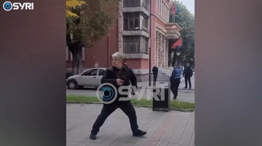 Gjimnazistët marrin me gurë shefin e Komisariatit në Korçë  ia mbath vrapit