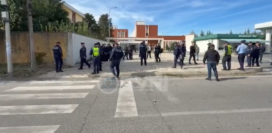  Batalioni  i policëve merr zvarrë protestuesin Shkodër  tensionohet situata