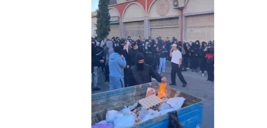 Bojkotohet mësimi tek shkolla  Qemal Stafa   bllokohet rruga dhe digjen koshat e plehrave  Shikoni pamjet