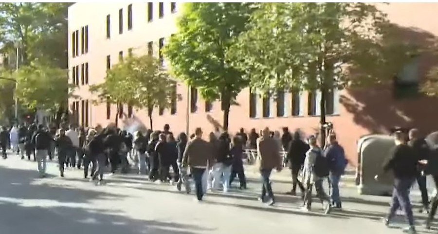 Kërkesa për largimin e Ramës nxjerr gjimnazistët e studentët në protestë  s i ndal as  policia e krimit   Shikoni pamjet