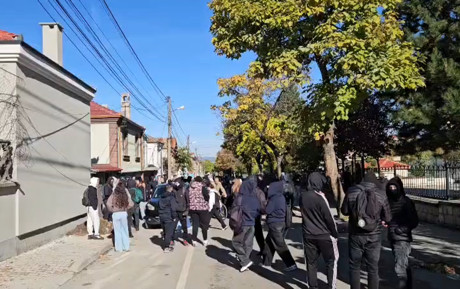 VIDEO/ Edhe gjimnazistët e Korçës i bashkohen protestës