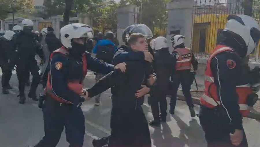 Video tjetër e dhunës skandaloze të policisë/ Tre policë kapin për fyti një adoleshent