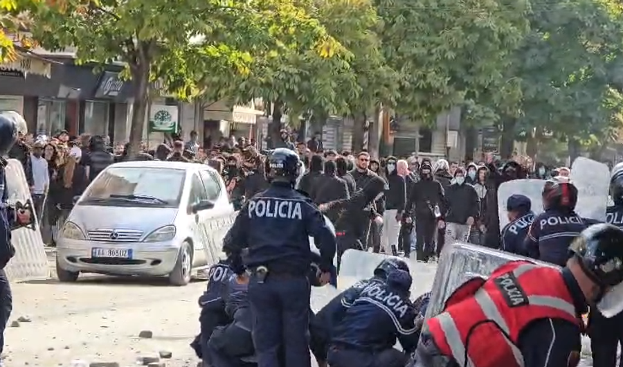 Tensionet në protestën e Durrësit  Studentët kundër Edi Ramës  policia tenton ti shoqërojë