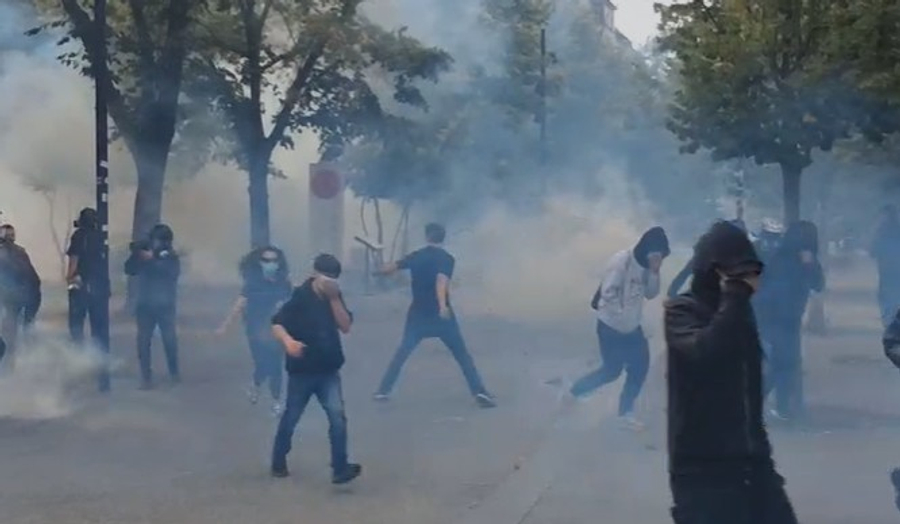 Protestuesit mësyjnë sërish godinën e PS  policia i mbyt me gaz lotsjellës  Përleshje në qendër  Shikoni pamjet