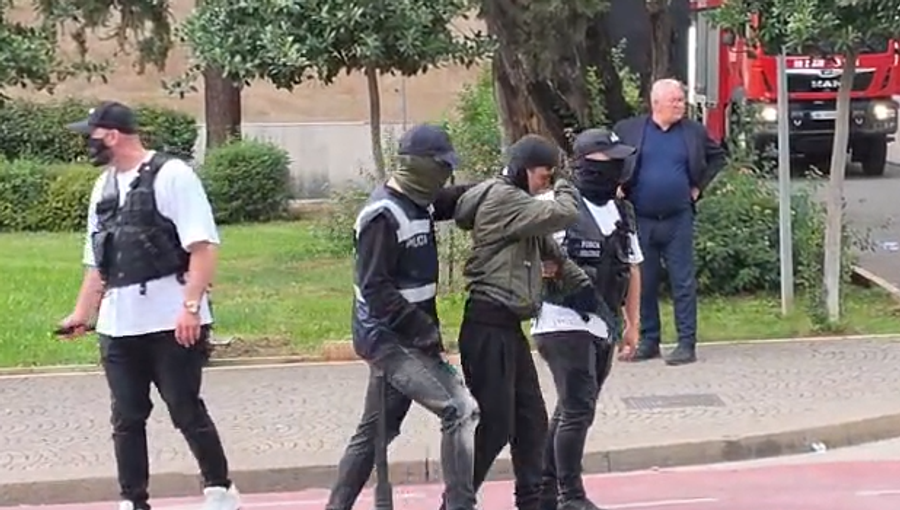 pas-kryeministrise-narkopolicia-e-rames-shoqeron-protestuesit-i-riu-keputet-nga-gazi-dhe-uji