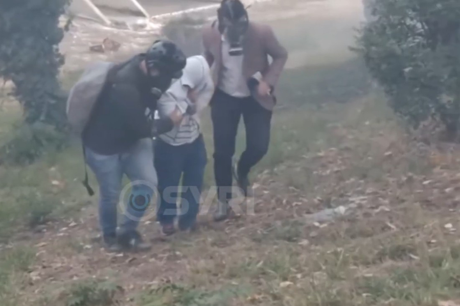video-i-riu-ne-gjendje-te-rende-nga-gazi-i-policise-gazetari-i-syri-t-i-jep-ndihmen-e-pare