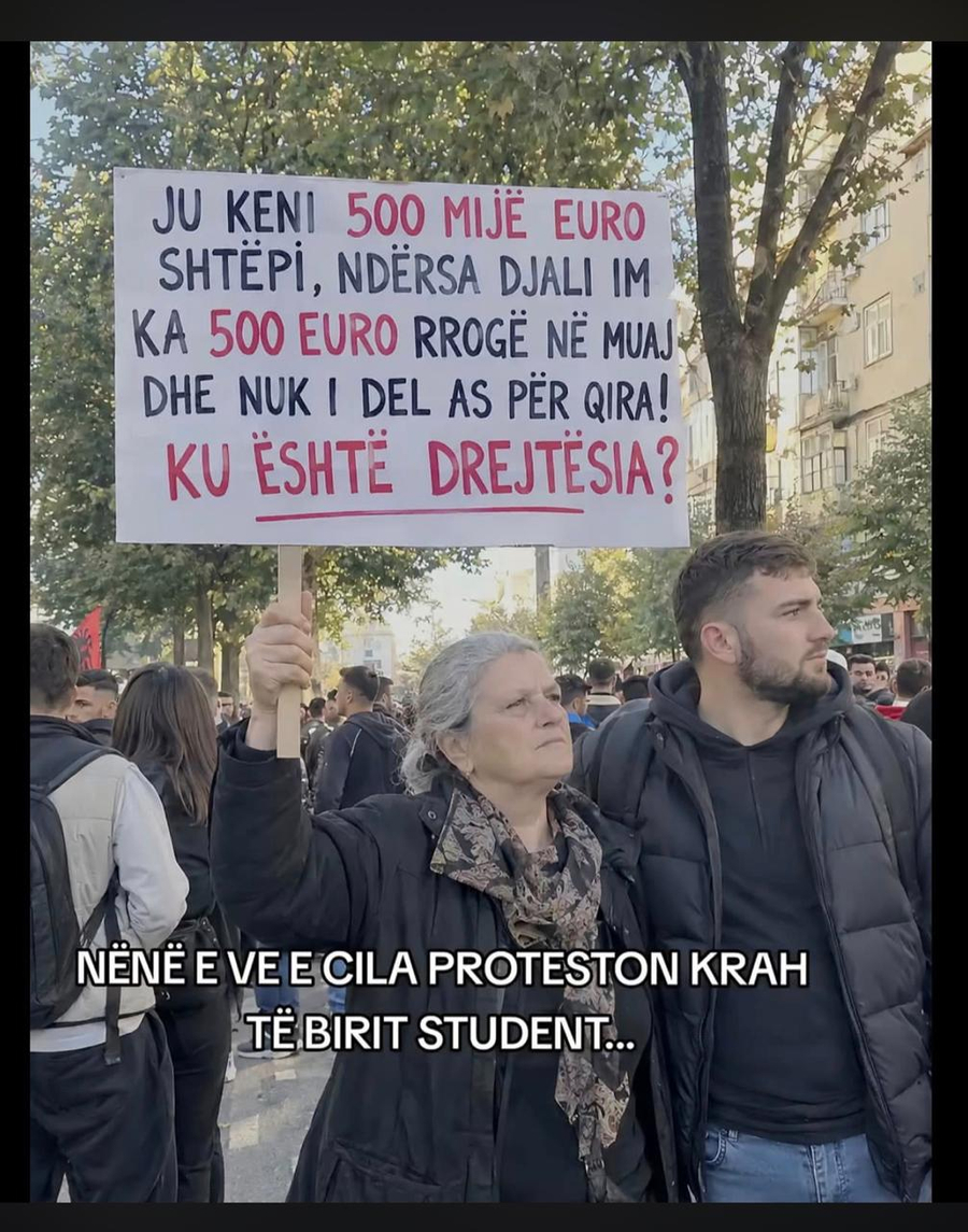 PANKARTA/ Nëna krah të birit student: Ju me 500 mijë euro shtëpi, djali im me 500 euro rrogë në muaj