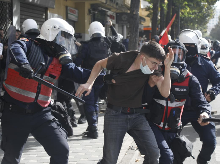 FOTO DËSHMI TË TURPIT TË RAMËS  Përdor policinë për të mbrojtur pushtetin  rreh fëmijët dhe rininë shqiptare