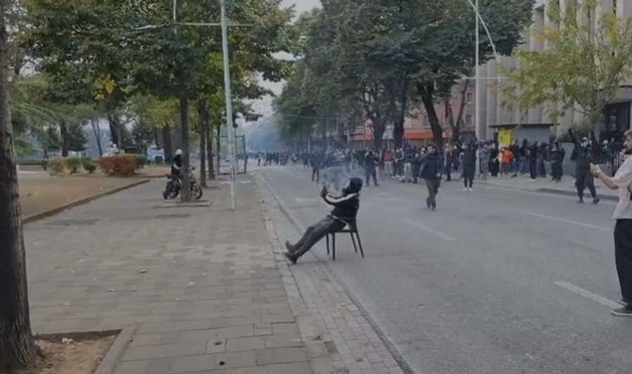 Sulmohet dhe ministria e Mbrojtjes  Protestuesi përballë policisë bën shqiponjen ata e godasin