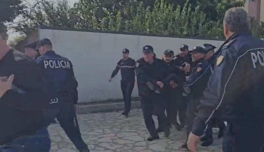 Protesta në Shkodër  Komandanti i forcave të rendit në gjëndje të rëndë  sillet në Tiranë