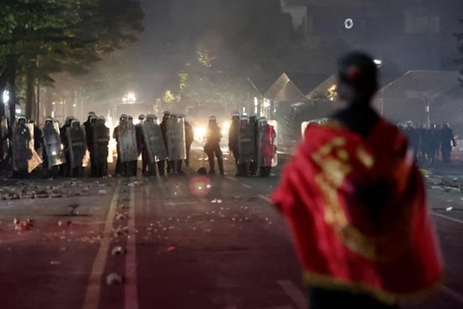 LE MONDE: Vazhdon protesta antiqeveritare në Tiranë, kërkohet largimi i kryeministrit Rama