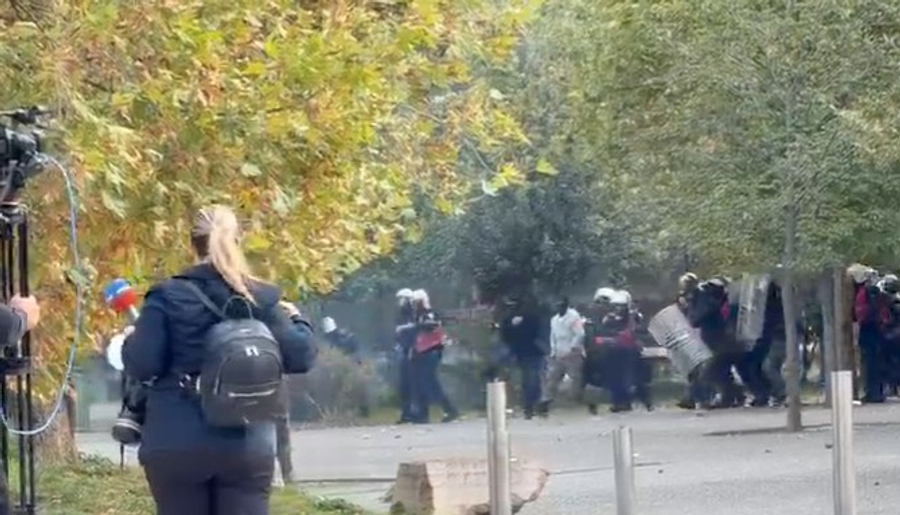 SKANDAL  Policia qëllon me gurë turmat e protestuesve  studentë të plagosur  Shikoni videon