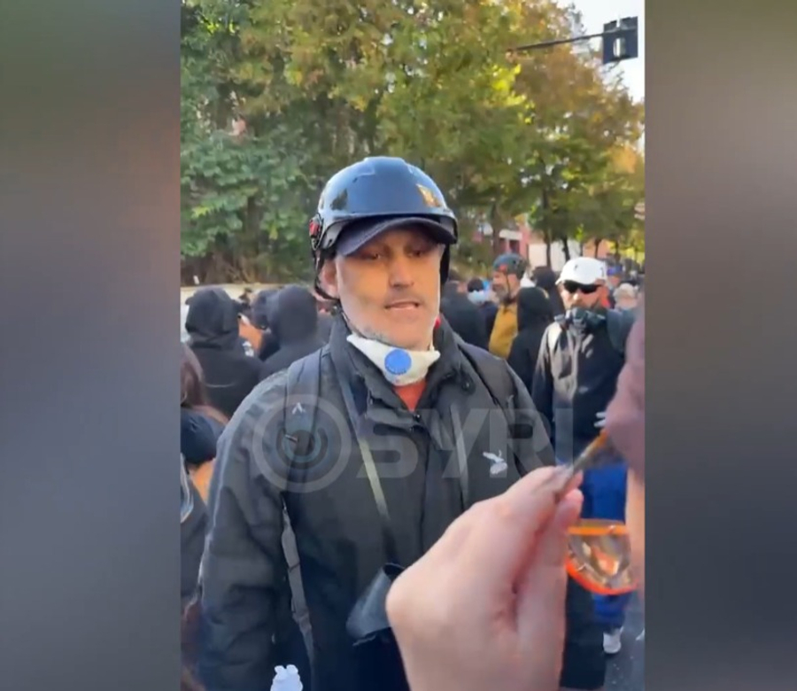  Kriminelat e Vuçiçit    Protestuesit thirrje policisë  Ndalni dhunën  Hiqni uniformat  mos u bë ushtarë të Edi Ramës